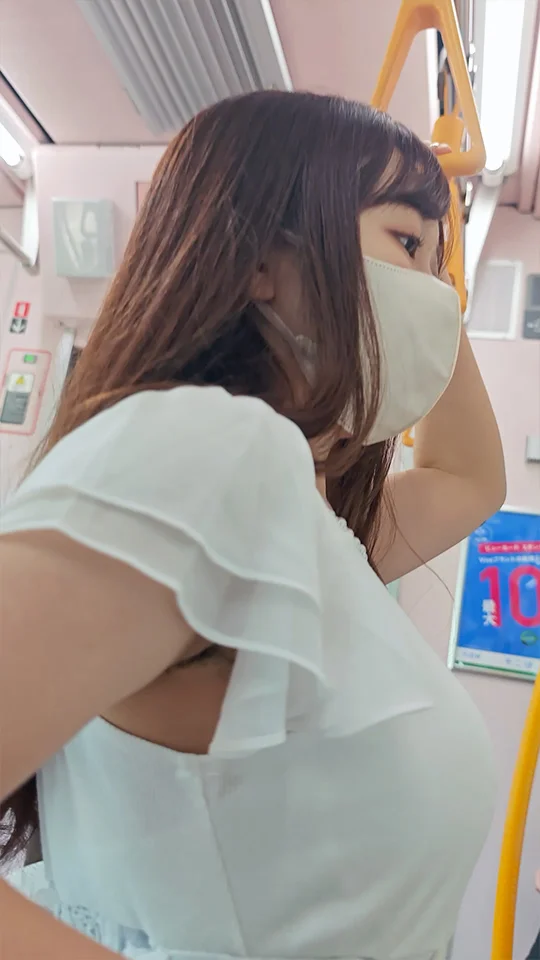 2度目の遭遇！ フリルの奥にチラ見えする美女の濃厚ジョリ腋を超接写-1