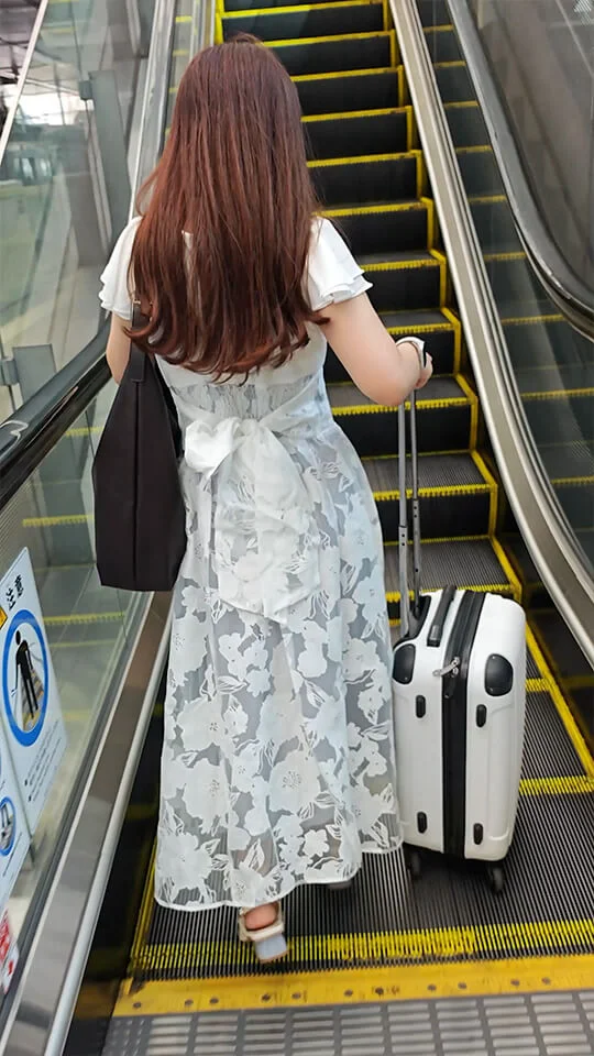 2度目の遭遇！ フリルの奥にチラ見えする美女の濃厚ジョリ腋を超接写-5