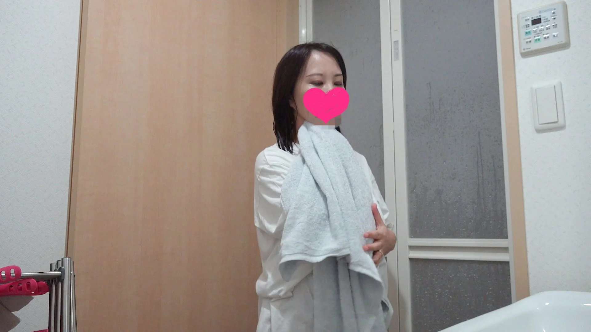 【民泊着替え】剛毛マンコ！S級色白美女/レーズン乳首ママさん/妹系貧乳JDちゃん/-231人目・245人目-1