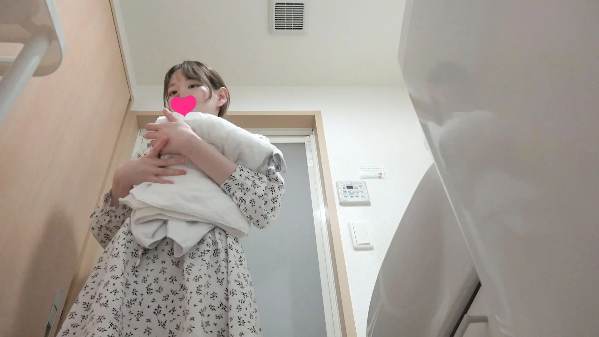 【民泊着替え】剛毛マンコ！S級色白美女/レーズン乳首ママさん/妹系貧乳JDちゃん/-231人目・245人目-3