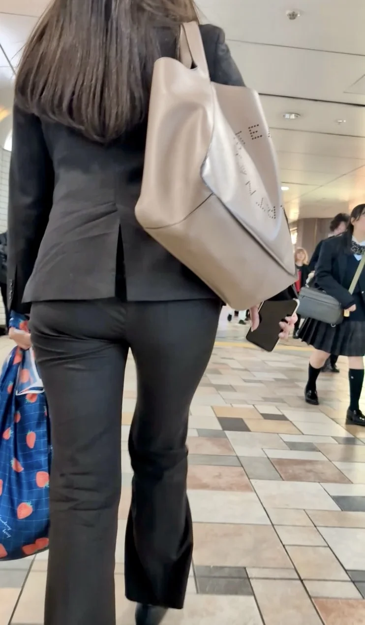 【519】ムッチリなボリュームヒップが裾からはみ出るパンツスーツOLさんの歩行に密着！-1