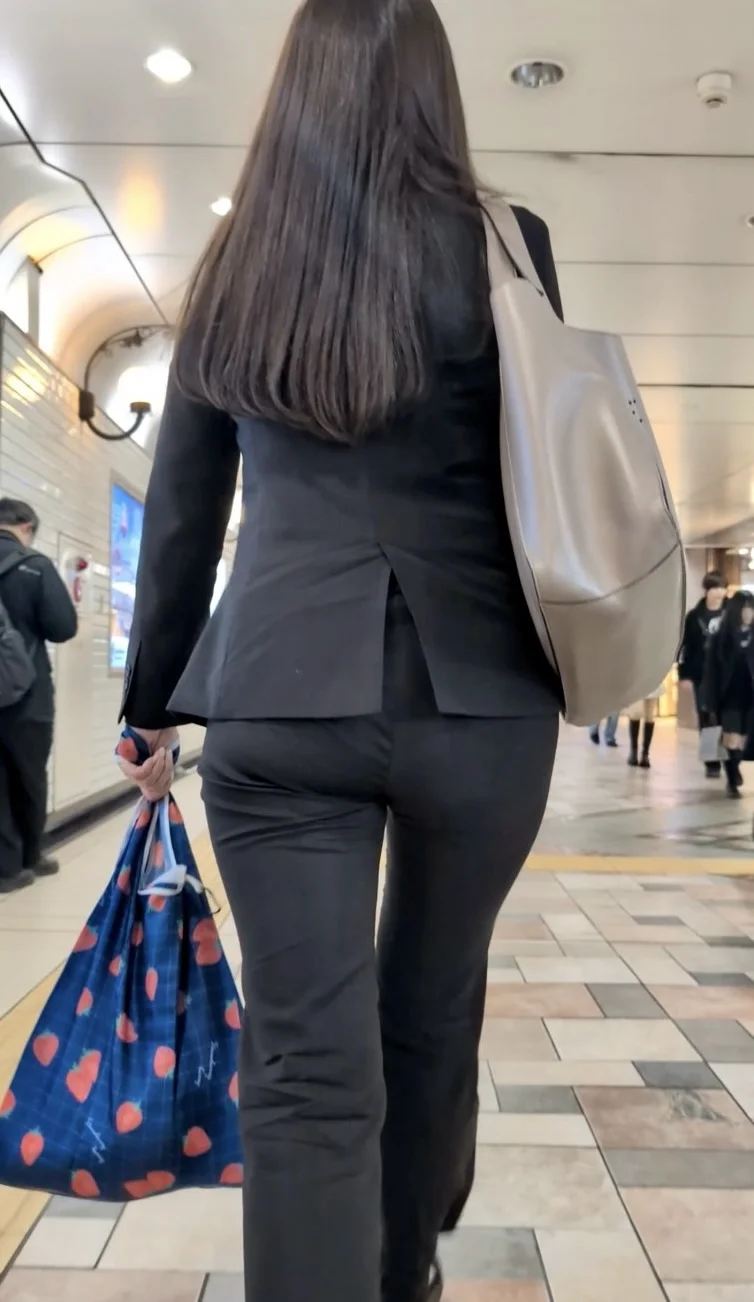 【519】ムッチリなボリュームヒップが裾からはみ出るパンツスーツOLさんの歩行に密着！-2