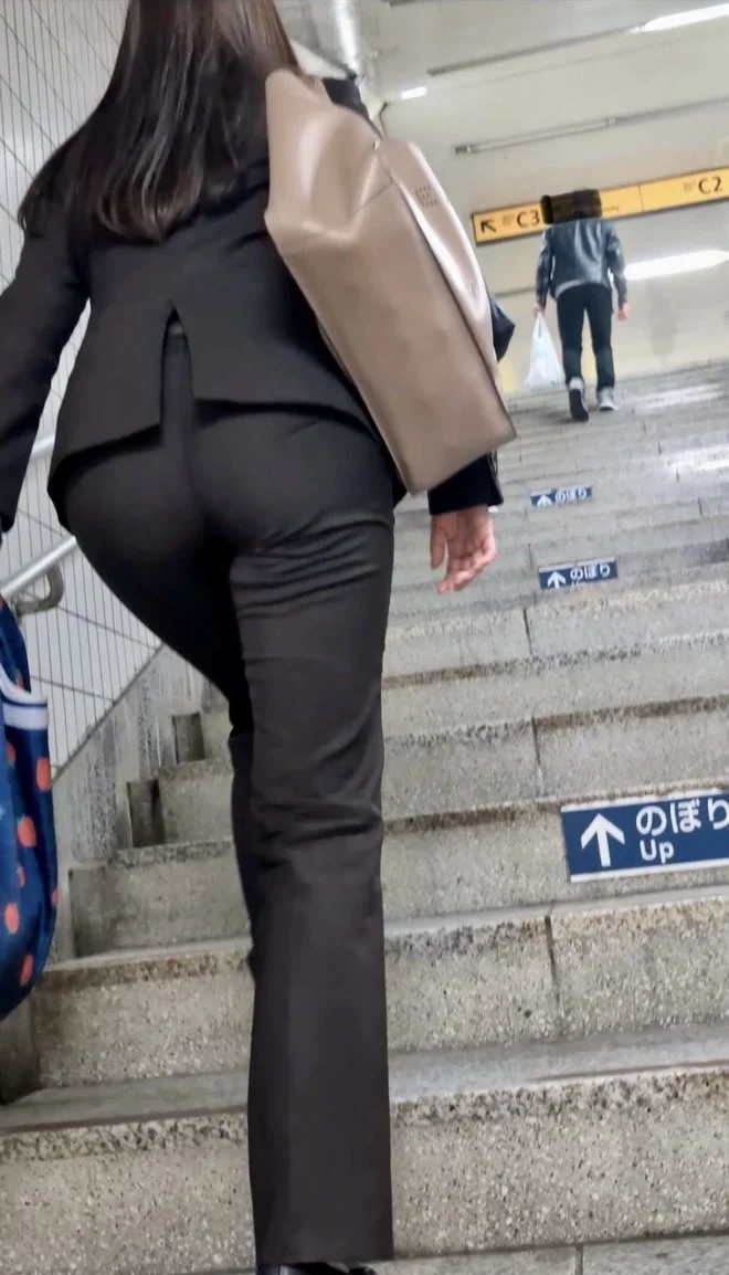 【519】ムッチリなボリュームヒップが裾からはみ出るパンツスーツOLさんの歩行に密着！-3