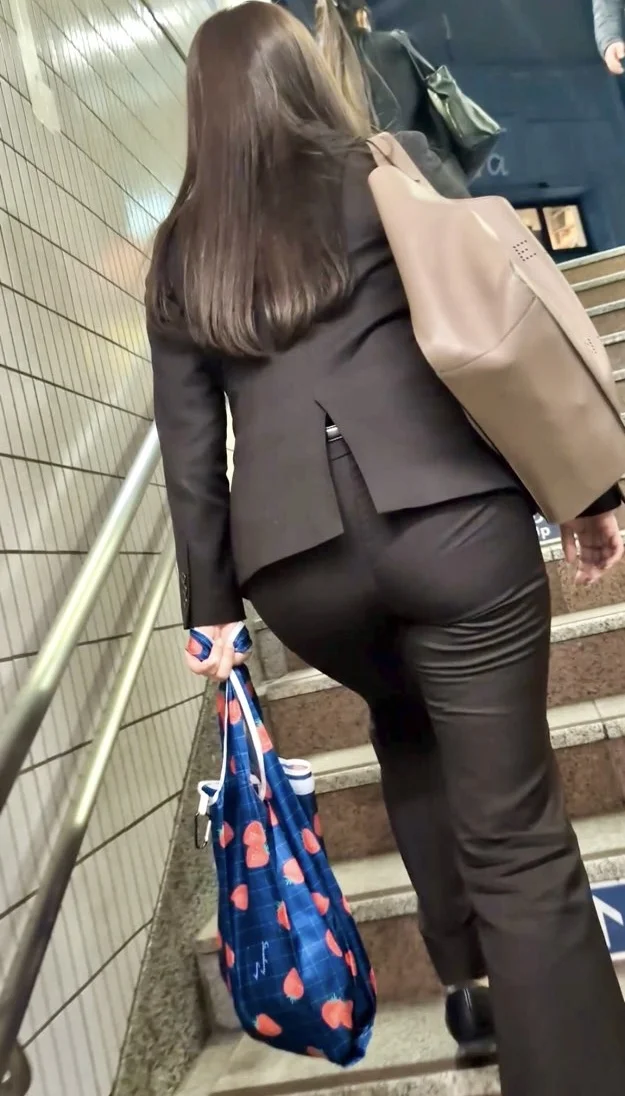 【519】ムッチリなボリュームヒップが裾からはみ出るパンツスーツOLさんの歩行に密着！-4