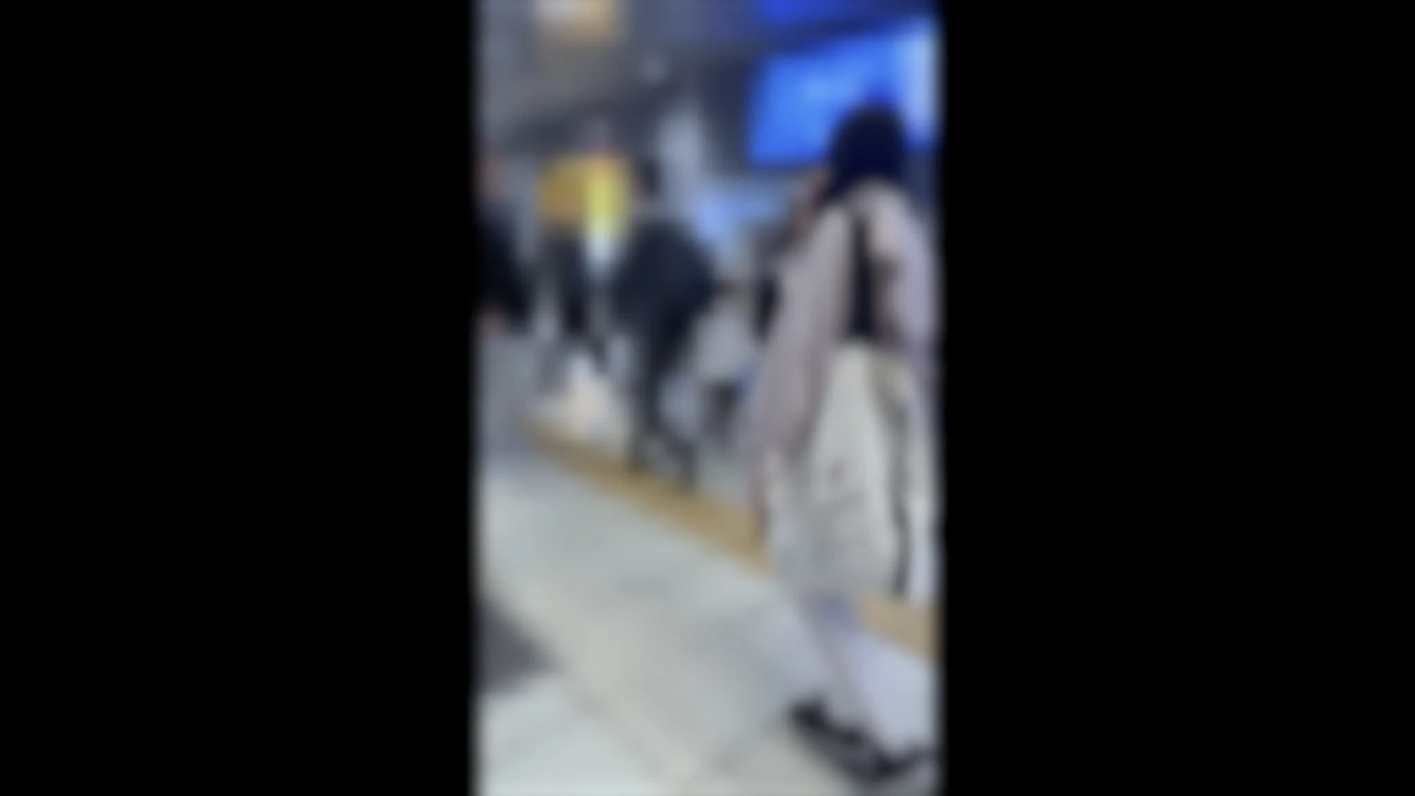［窃触/喘ぎ声有］上京初日の地獄。これがリアル。〜豪快おっぴろげ手マン編〜-2