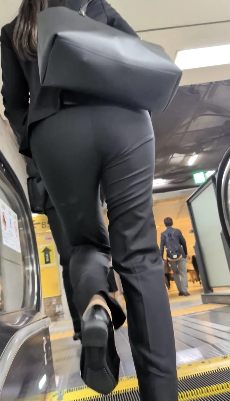 【523】パンツスタイルが映える高スペックな美人スーツOL2人組を追尾！-4