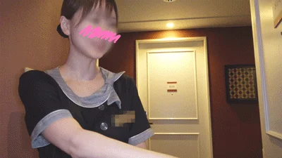 【ホテルウーマン】神作！下着がズレたままTV調整してもらったらオマ○コがハミ出まくってたホテル従業員さん