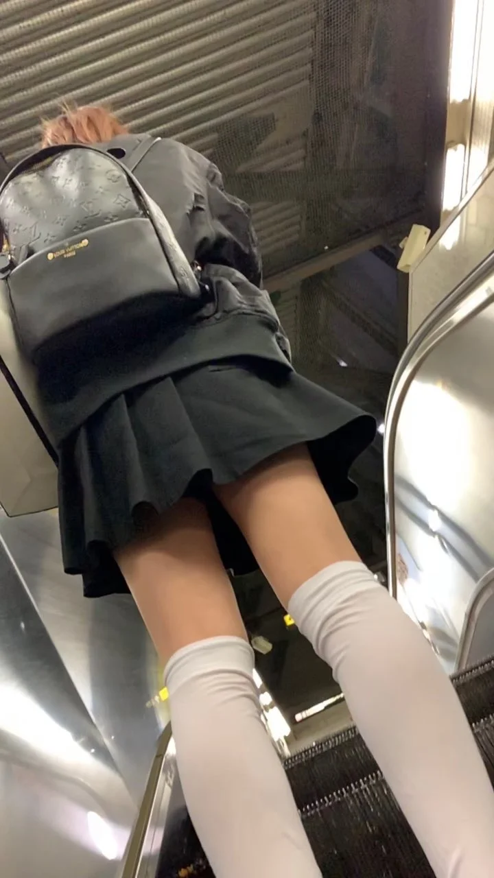 【再販】No.1_ギンガムチェックのミニスカの中身に思わず釘付け【10名収録】-5