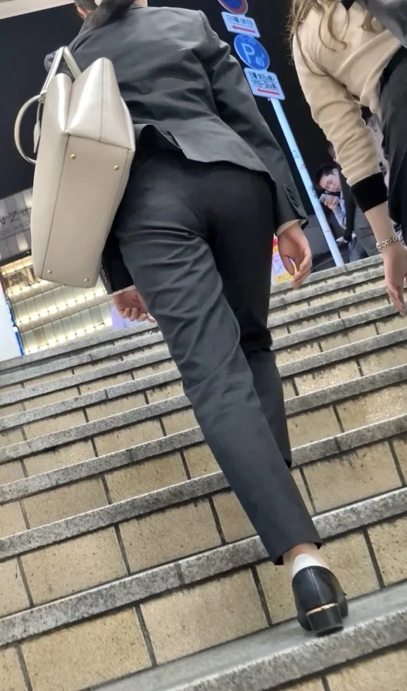 【527】プリっとアピールなパンツスーツOLさんたち、よりどりみどり！-3