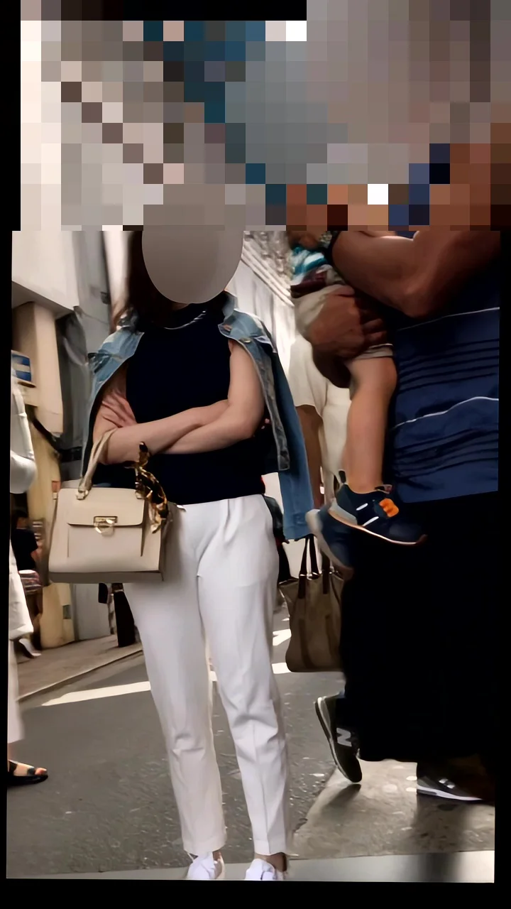 【再販】134エロいタイトミニスカお姉さんと尻だけデカいお姉さん-5