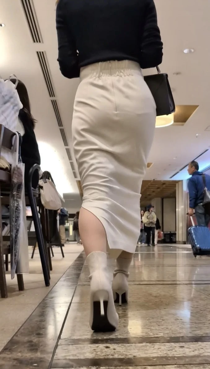 【529】ロングタイスカに手を突っ込んでモゾモゾ…な長身OLさん！-1