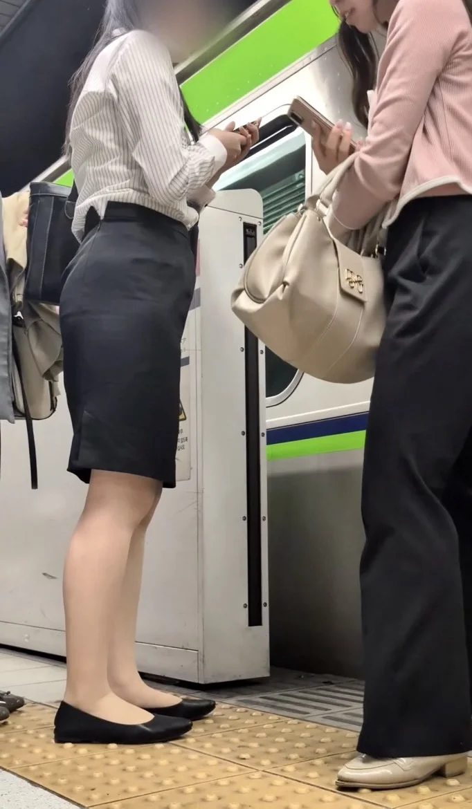 【530】ムッチムチのタイトスカートと白ブラウスで全方位を魅了するOLさんに長尺密着！-4