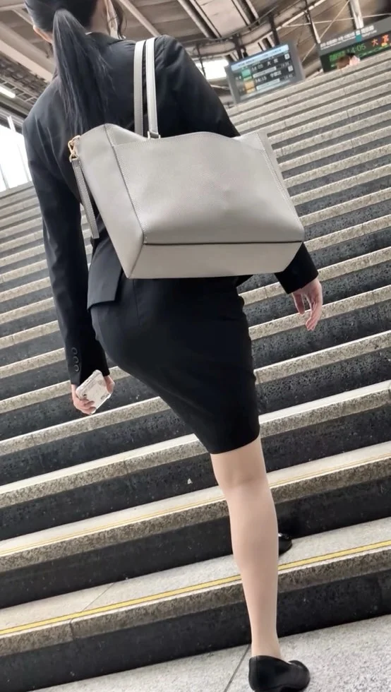 【532】春の就活OLさんたちの魅惑的立ち姿と至高の階段登り！(おまけ動画アリ)-1