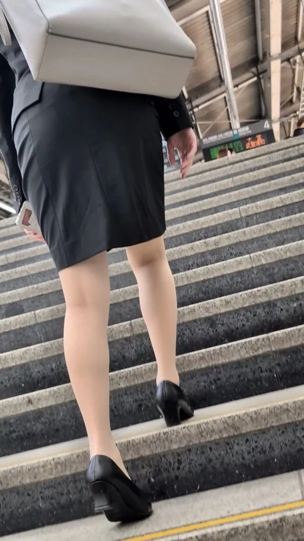 【532】春の就活OLさんたちの魅惑的立ち姿と至高の階段登り！(おまけ動画アリ)-2