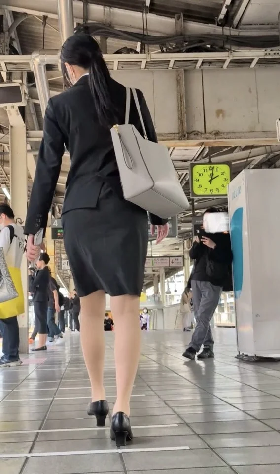 【532】春の就活OLさんたちの魅惑的立ち姿と至高の階段登り！(おまけ動画アリ)-3