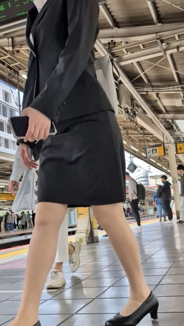 【532】春の就活OLさんたちの魅惑的立ち姿と至高の階段登り！(おまけ動画アリ)-4