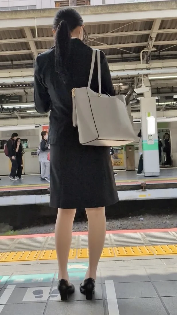【532】春の就活OLさんたちの魅惑的立ち姿と至高の階段登り！(おまけ動画アリ)-5