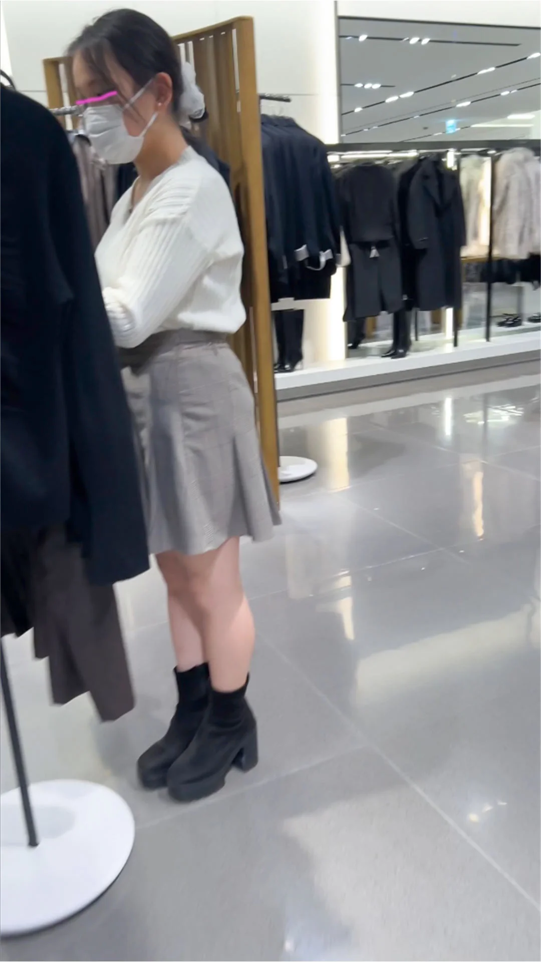 【店員胸チラ・パンチラ㊹】新人アパレル店員さん/おもちゃ屋店員さん/おっぱい乳首２名！-1
