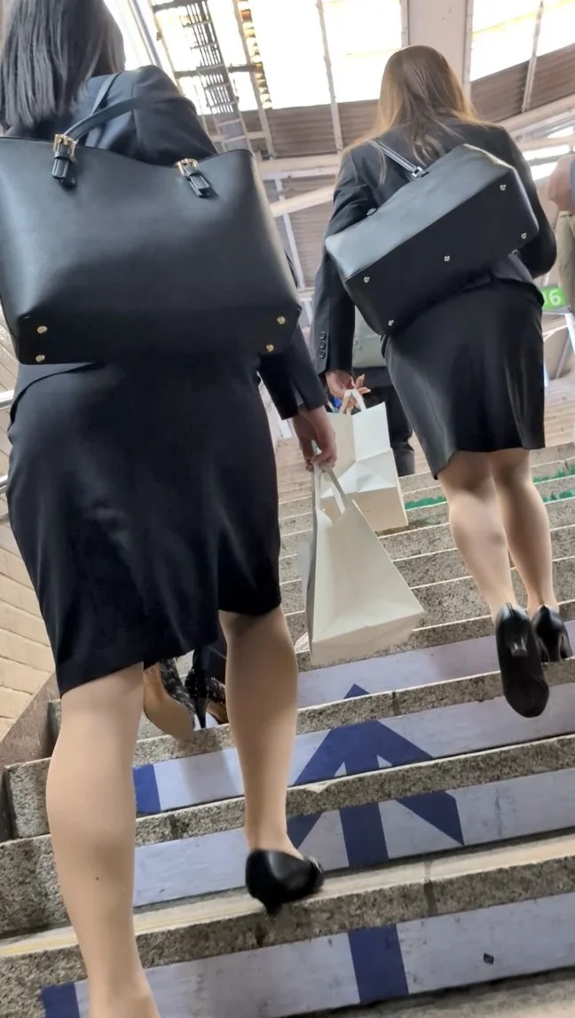 【538】スベスベな強烈な美脚を見せつけるリクルートスーツ美女の2人組！(おまけ動画あり)-1