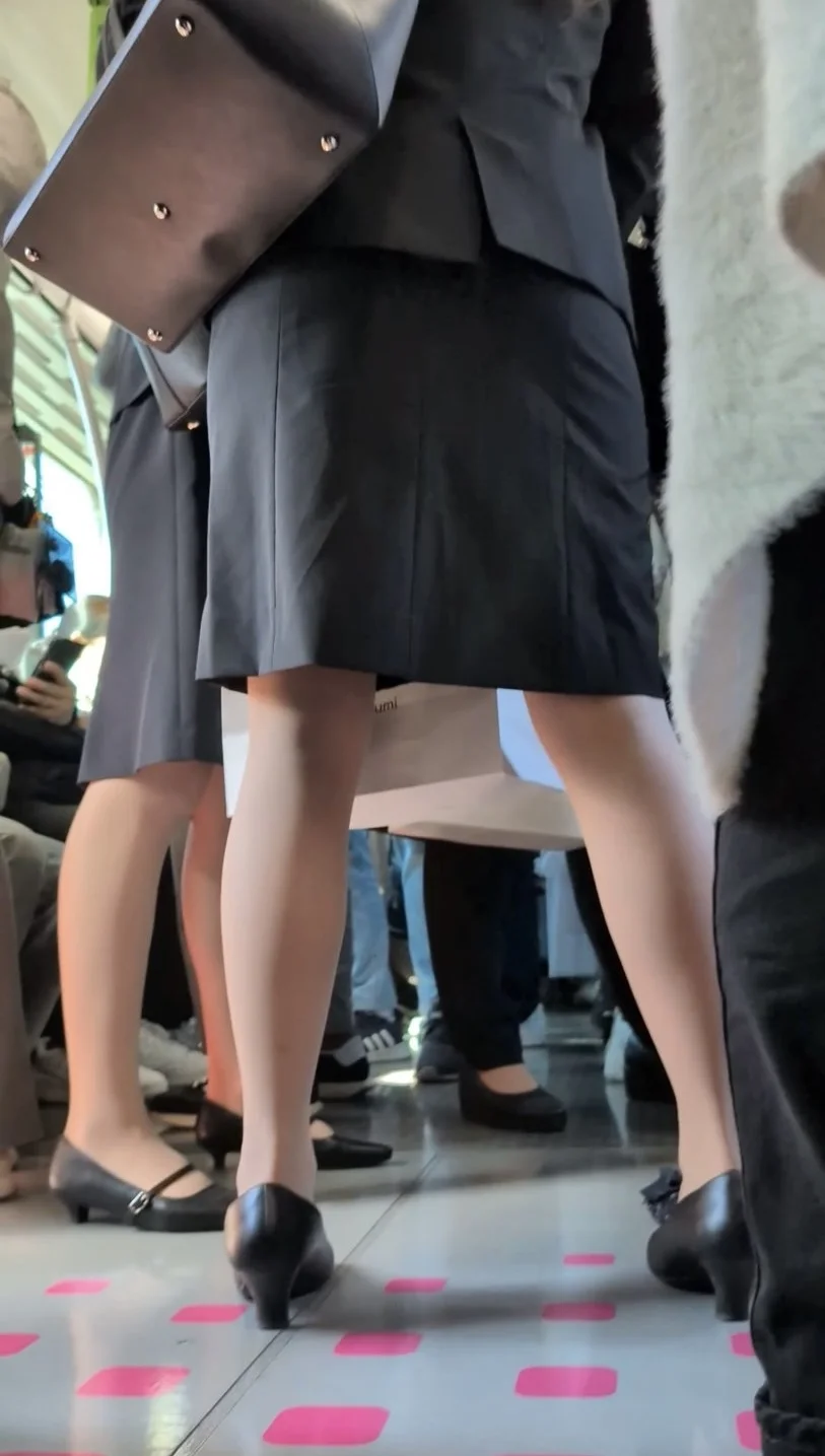 【538】スベスベな強烈な美脚を見せつけるリクルートスーツ美女の2人組！(おまけ動画あり)-2
