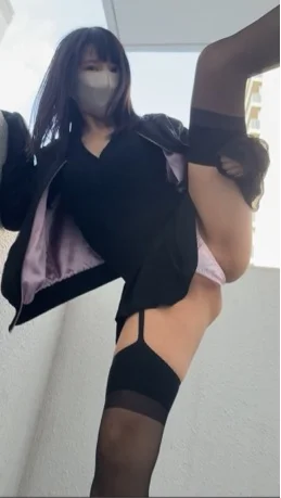お姉さん系？ミニスカすぎてお尻丸見えぱんちら散歩♡-6