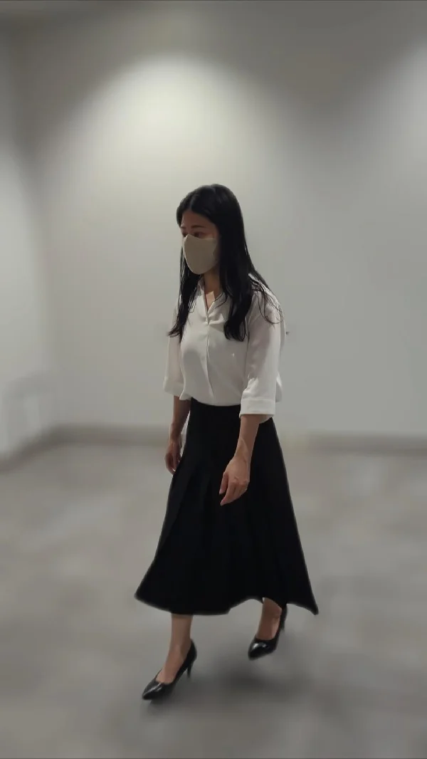 【仕事中？？のお姉さん】3日間の追跡逆さ撮り　1日ピンク　2日黒ツルツル　3日透け透けパンツ-1