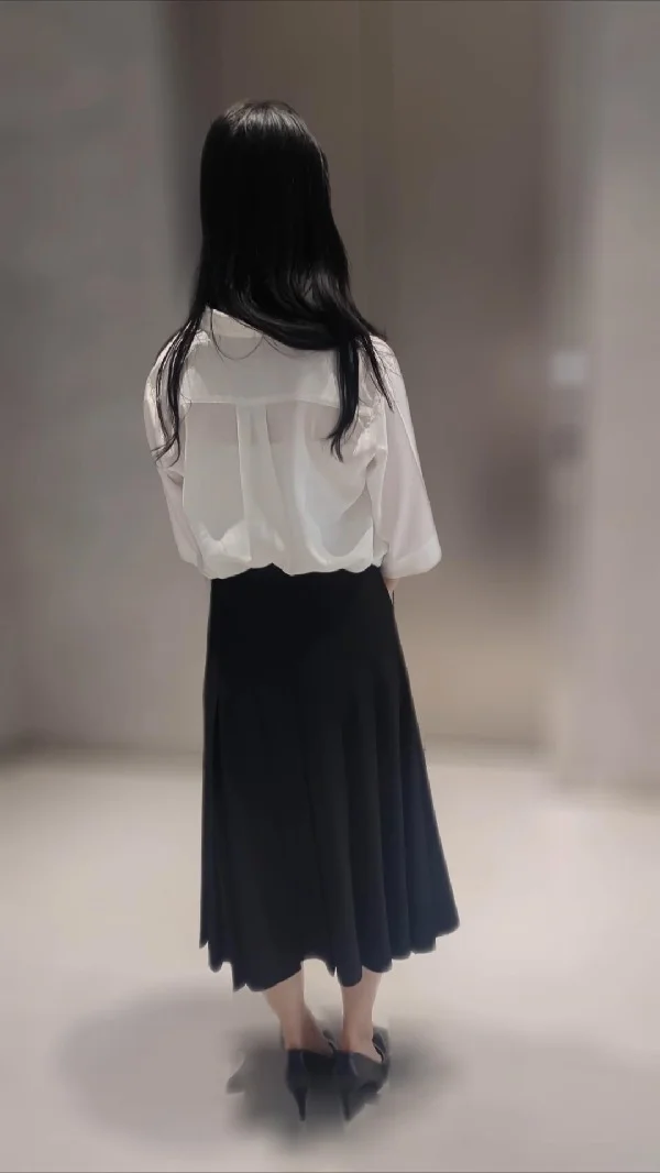 【仕事中？？のお姉さん】3日間の追跡逆さ撮り　1日ピンク　2日黒ツルツル　3日透け透けパンツ-3