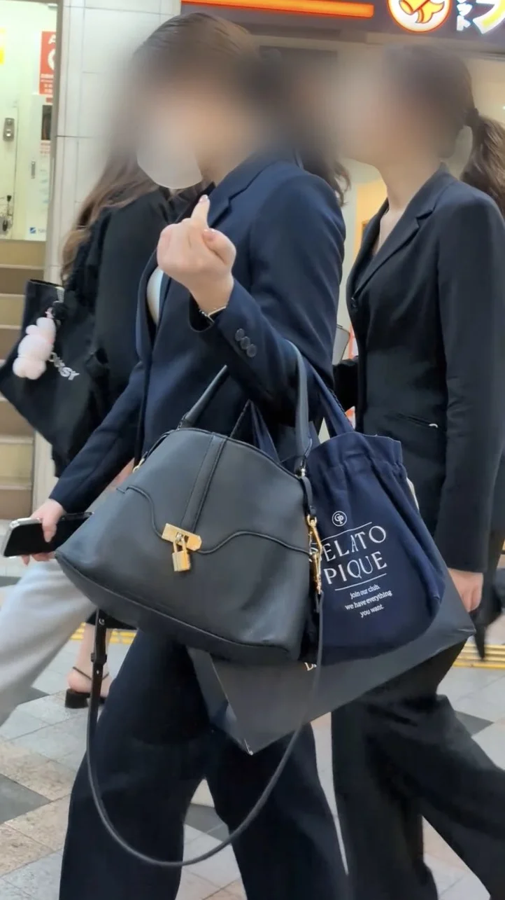 【540】スーツのインナーが気になって仕方がない2人組の美女OLさん！(おまけ動画あり)-1