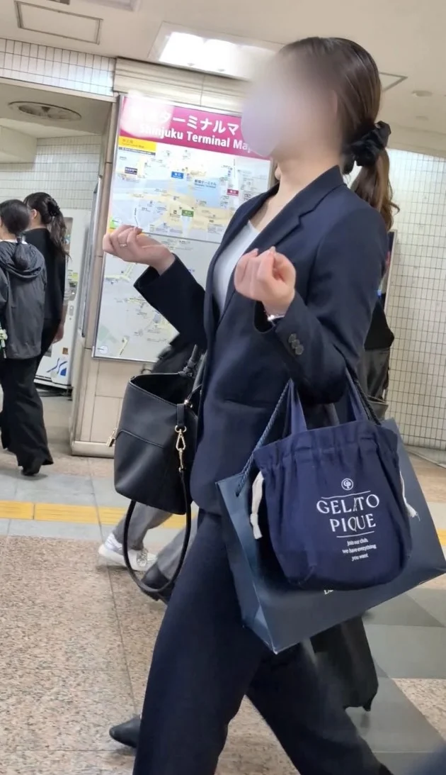 【540】スーツのインナーが気になって仕方がない2人組の美女OLさん！(おまけ動画あり)-2