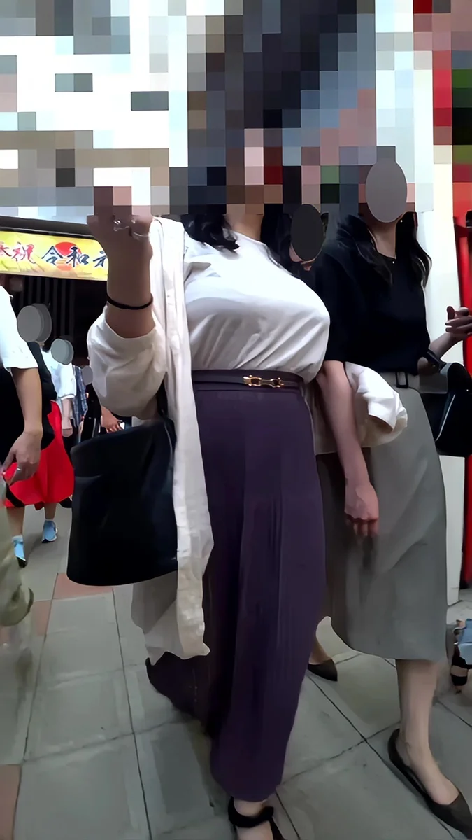 【再販】152爆乳をゆさゆさしながら歩くほんわかしたお姉さん-2