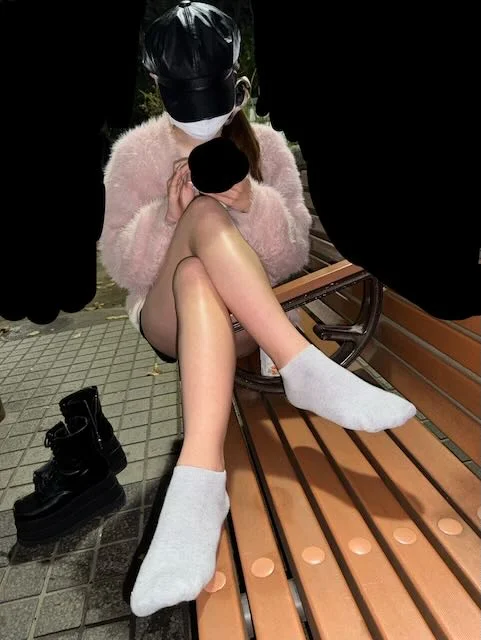 高身長生足美脚JDのグレー靴下と黒スト靴下重ね履き足裏