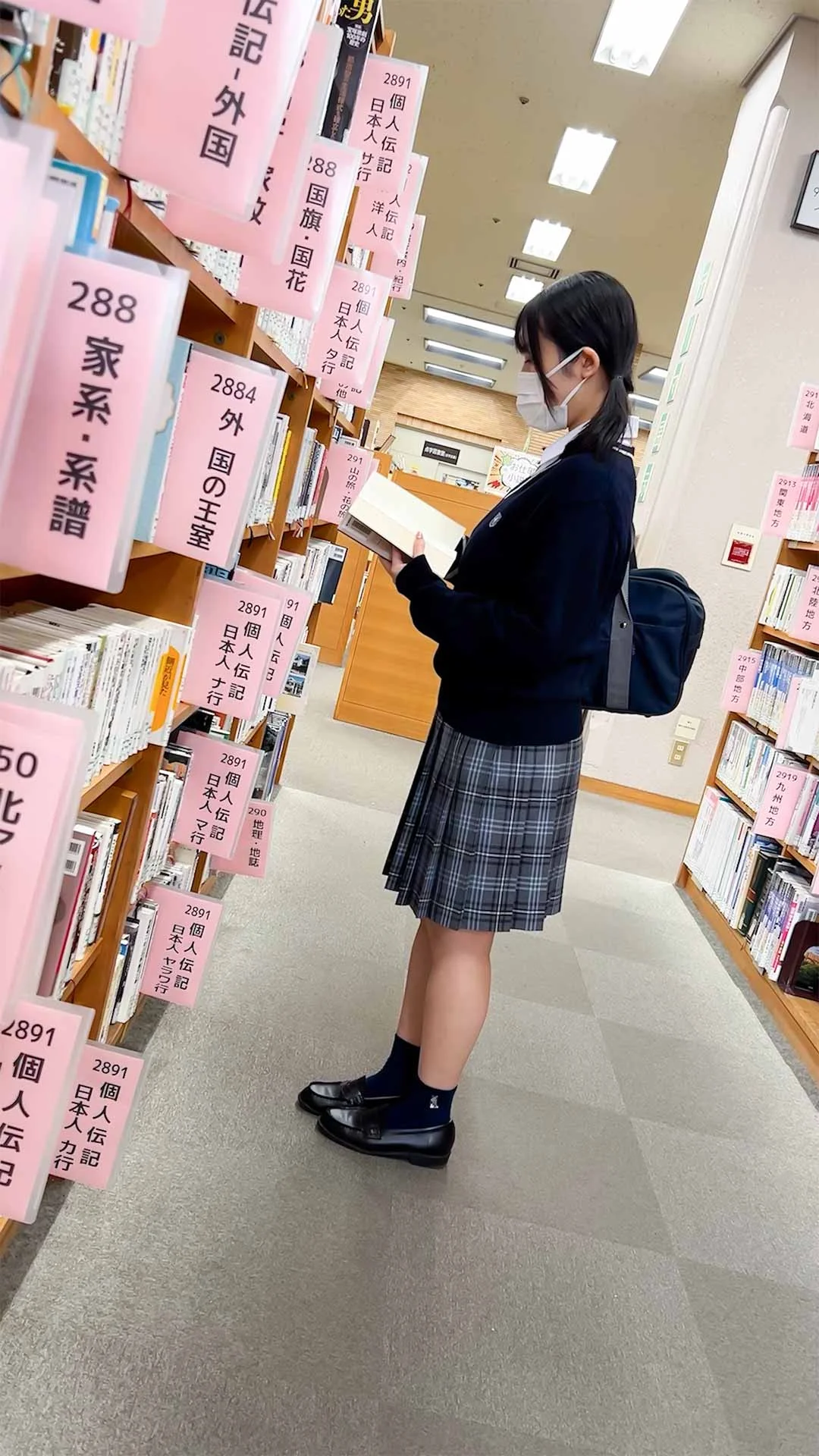 【撮影バレ→見せつけ#23】図書館で挑発してきた痴女J K♡見せつけだけでは終わらず手コキプレイで搾り取られる-1