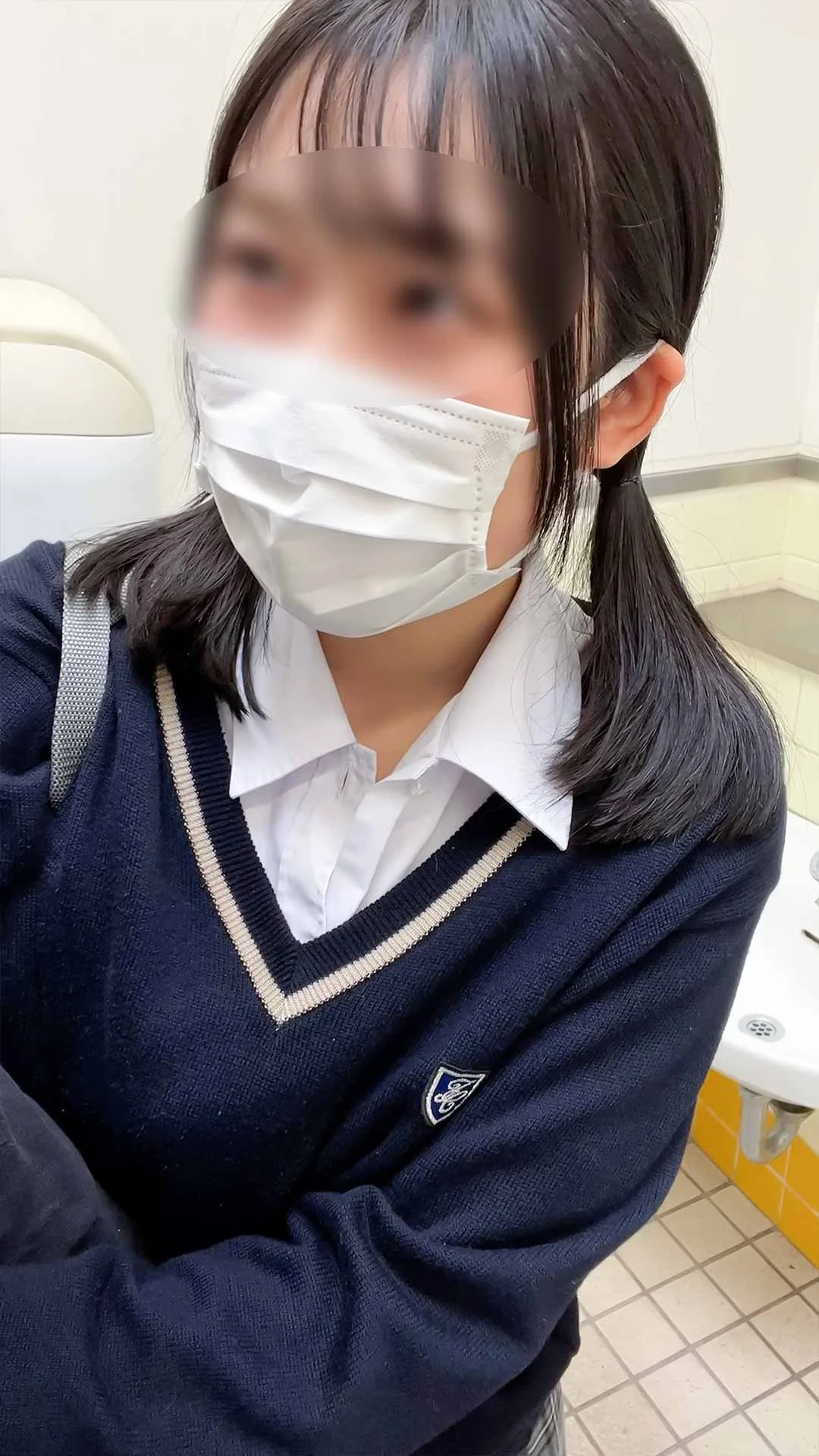 【撮影バレ→見せつけ#23】図書館で挑発してきた痴女J K♡見せつけだけでは終わらず手コキプレイで搾り取られる-4
