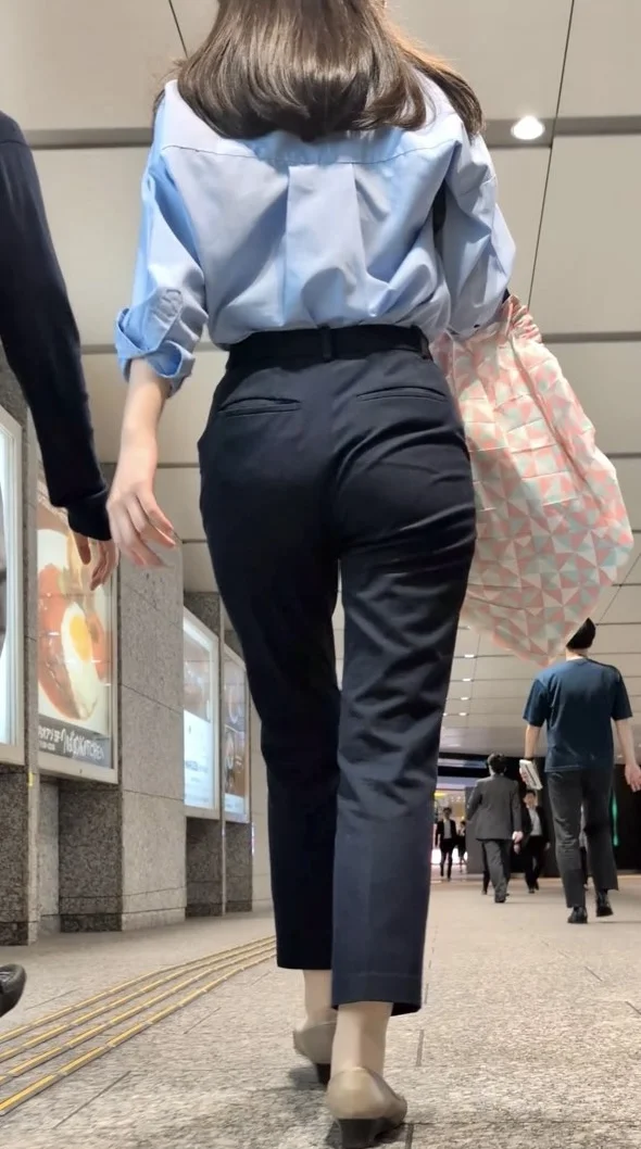 【544】見事なプリプリタイトパンツを見せつけてくれる美女OLさんに密着！(おまけ動画あり)-1