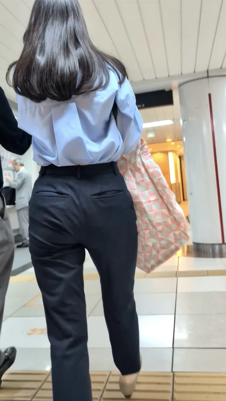 【544】見事なプリプリタイトパンツを見せつけてくれる美女OLさんに密着！(おまけ動画あり)-2