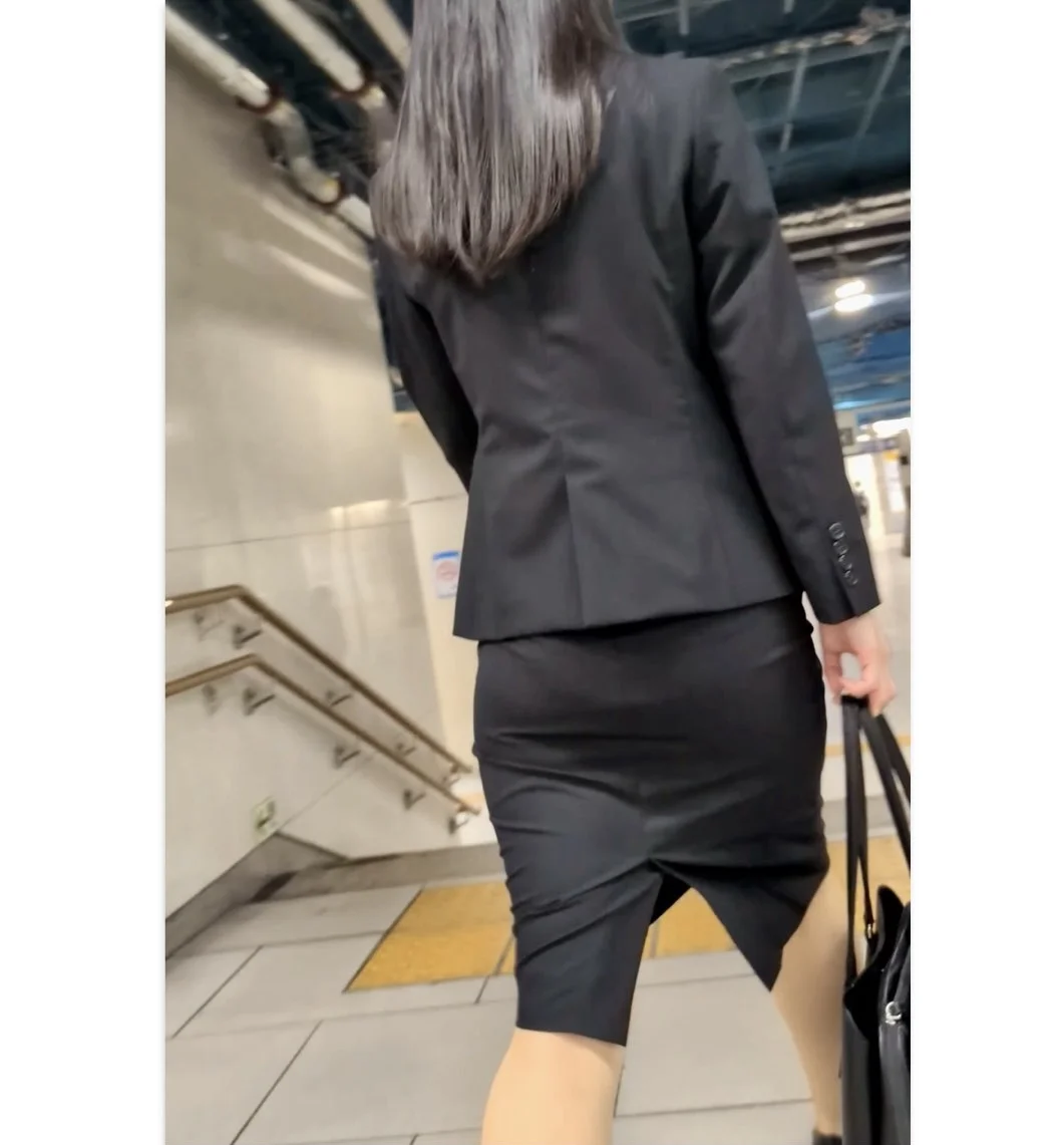 【547】長身かつスタイル抜群なリクルートスーツOLさんの後ろ姿に見惚れる…！