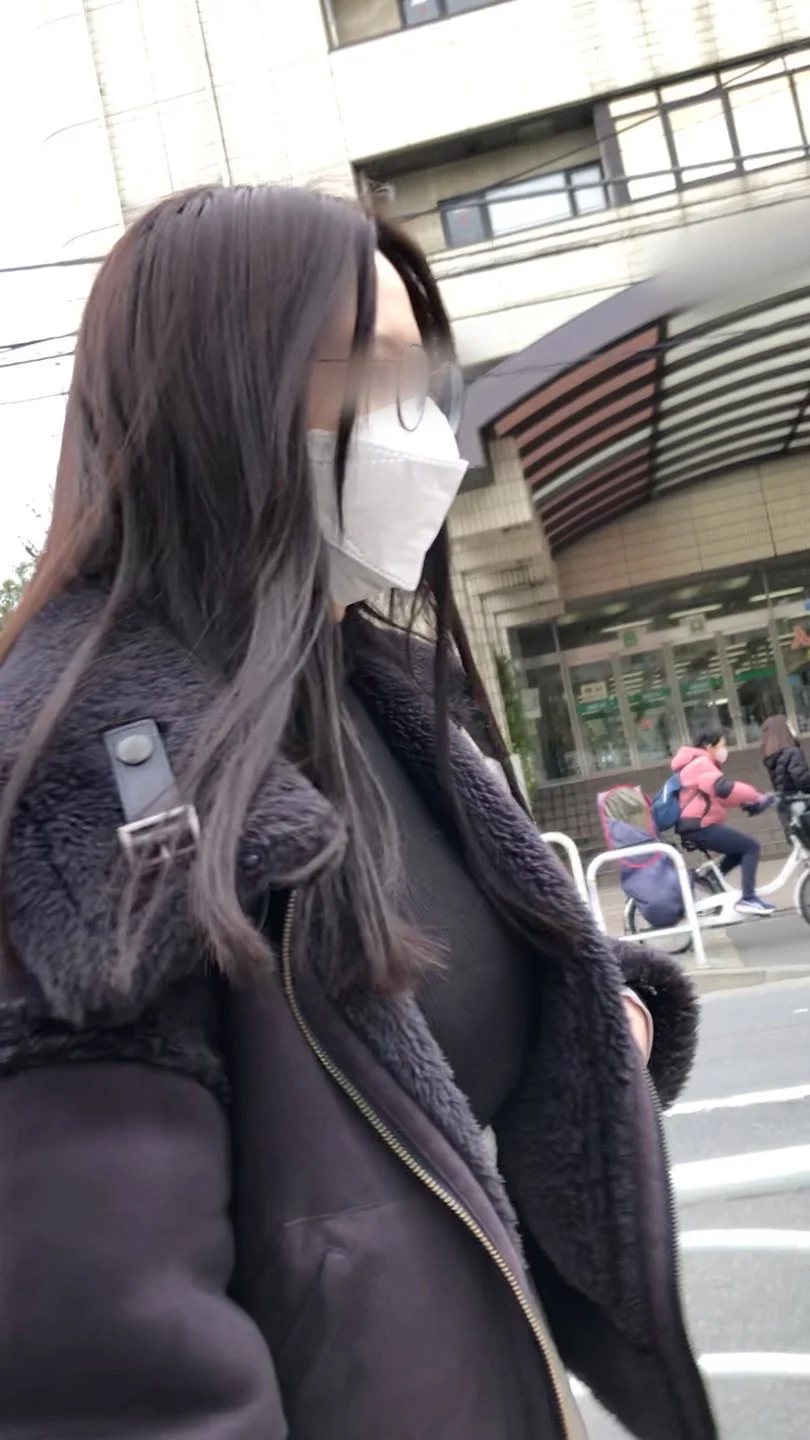 【横からの眺め393】インテリ系のセクシー美人ＯＬの巨乳を並走で！