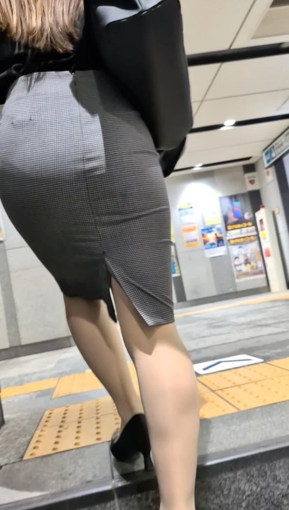 【554】チェック柄の高級スーツを見せつけるキャリア系OLさんを追う！-2