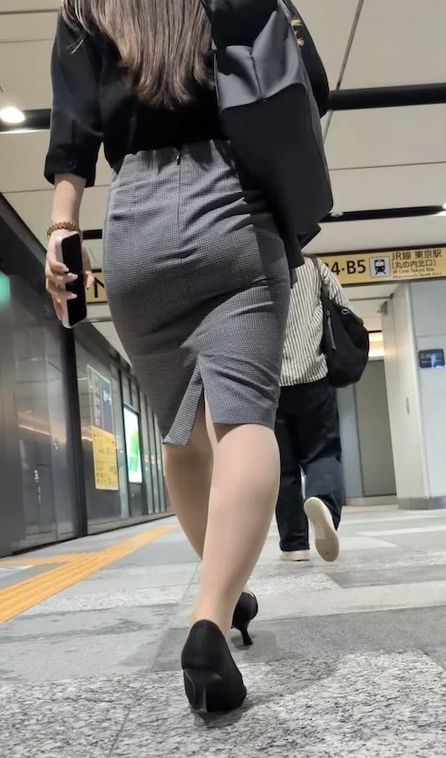 【554】チェック柄の高級スーツを見せつけるキャリア系OLさんを追う！-3