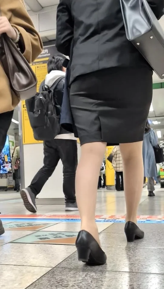 【556】膝上5センチのタイトスカートを見せつける、ちょいムチOLさん！-1