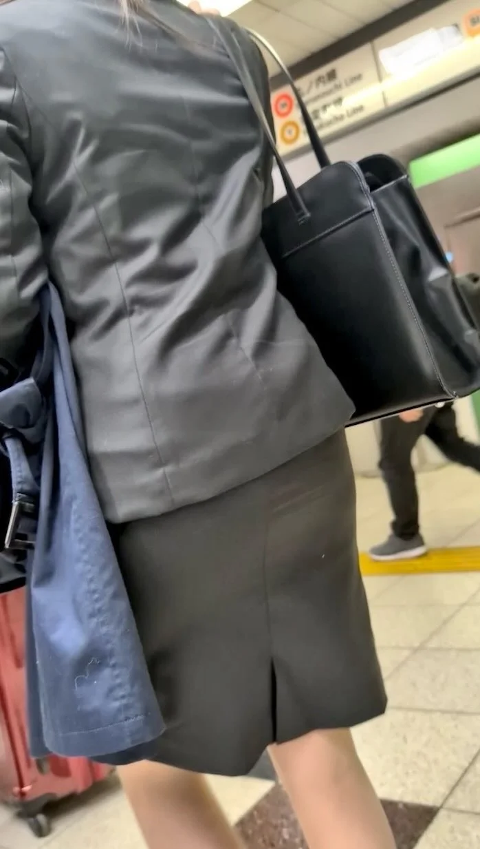 【556】膝上5センチのタイトスカートを見せつける、ちょいムチOLさん！-2