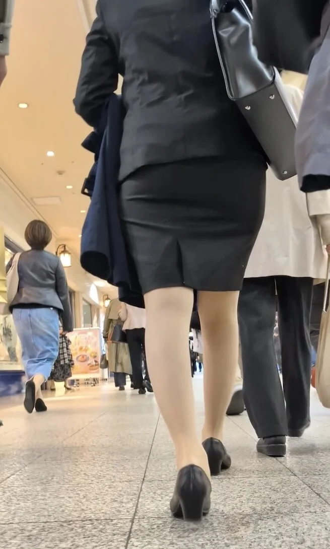 【556】膝上5センチのタイトスカートを見せつける、ちょいムチOLさん！-3