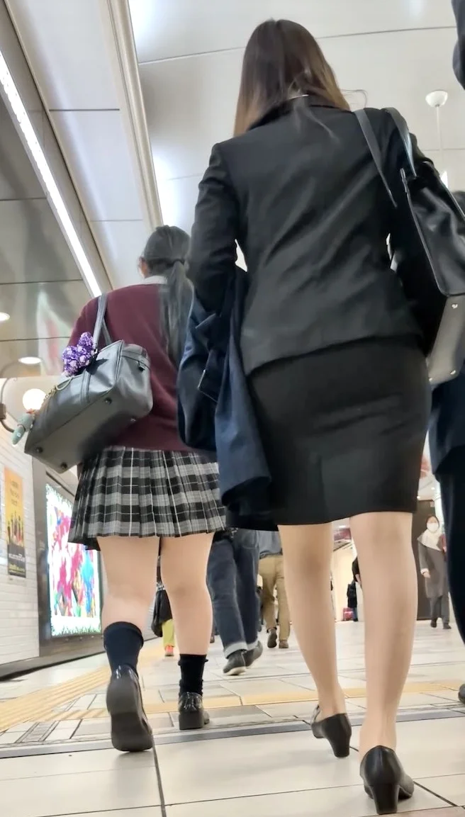 【556】膝上5センチのタイトスカートを見せつける、ちょいムチOLさん！-4