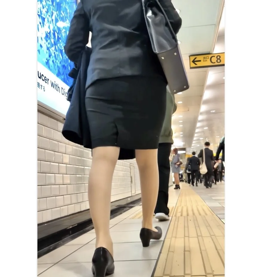 【556】膝上5センチのタイトスカートを見せつける、ちょいムチOLさん！