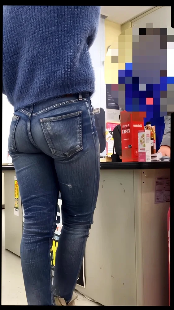 【再販】174エキゾチックな白パンお姉さんと激エロなデニム尻をした奥様