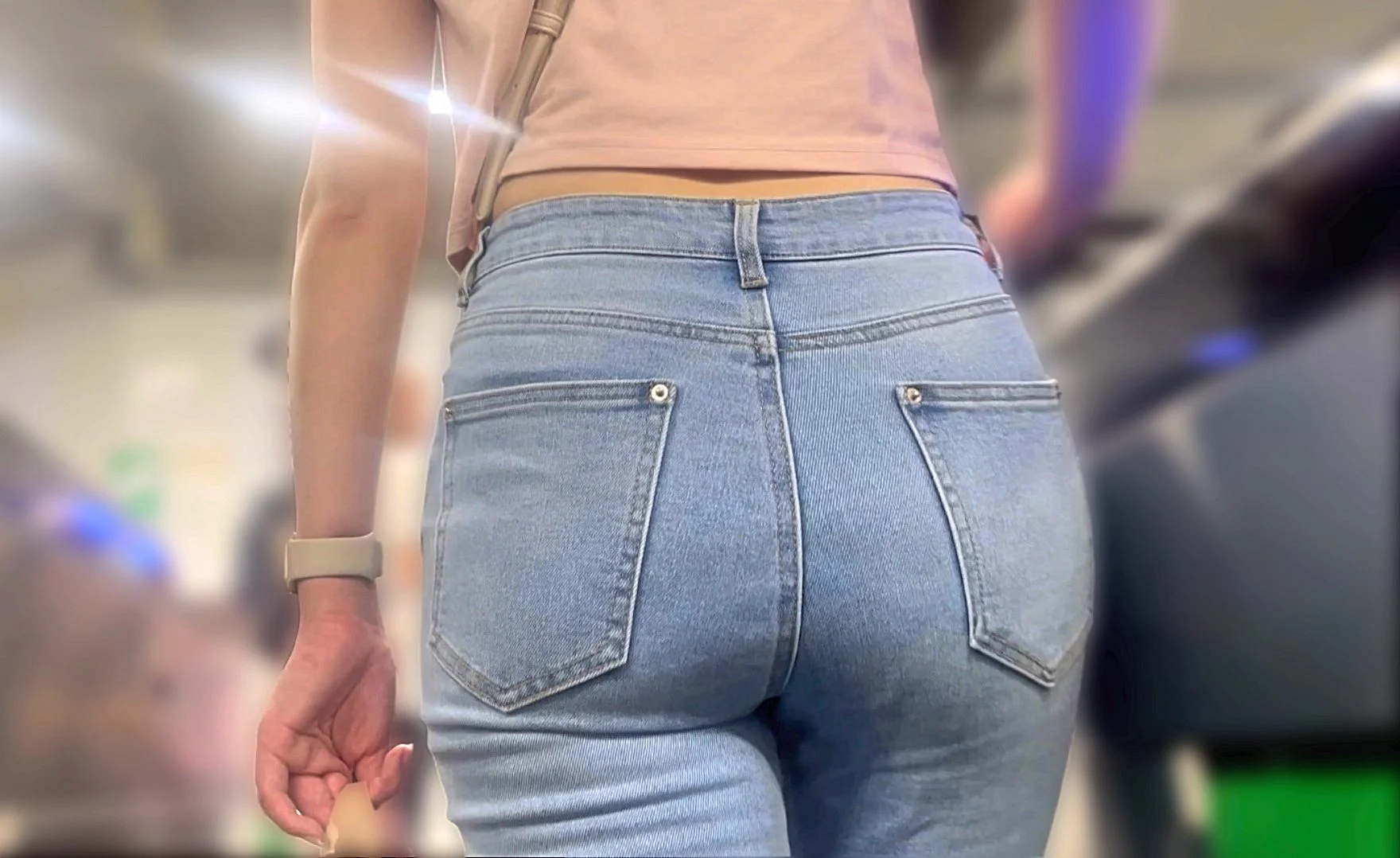 極上のガチパッツン巨尻を堪能！大人気スキニーデニムから肉厚デカ尻を見せつけ♂を挑発!-3