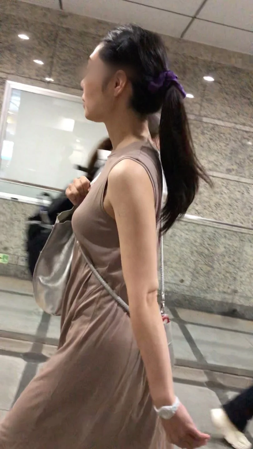 【横からの眺め394_ちっぱいver】人妻風ＯＬのパイスラちっぱいを追いかけて！