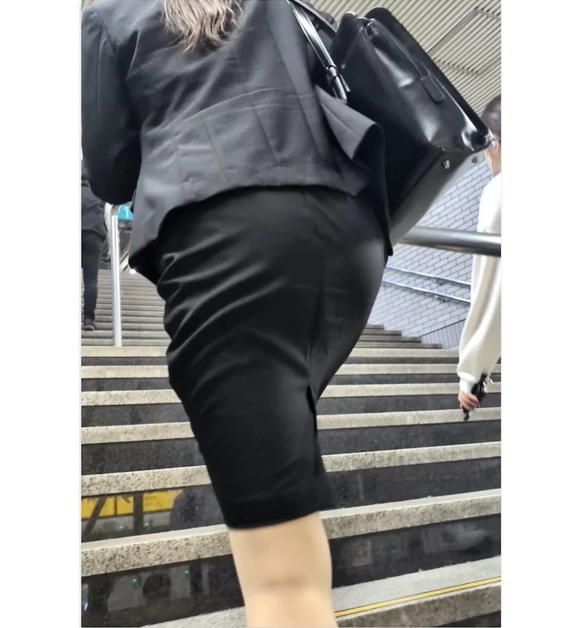【557】二度の階段登り大サービス！な高身長リクスーOLさん！
