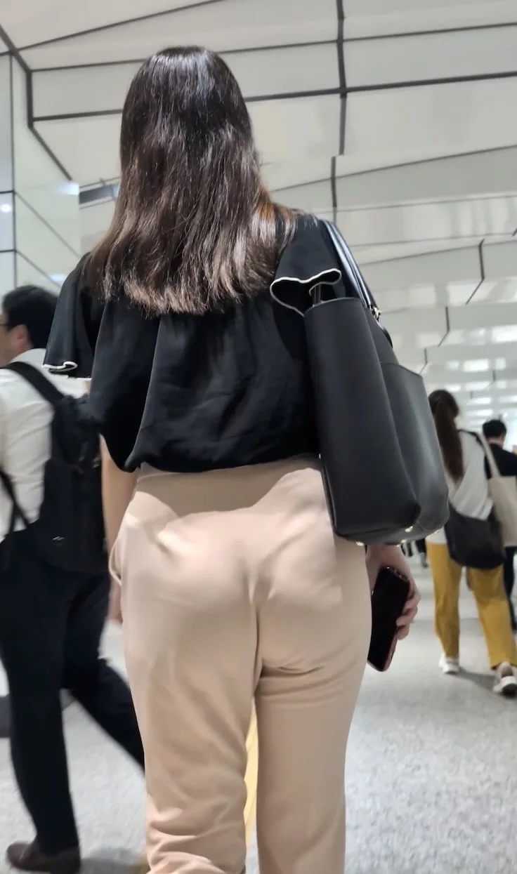 【558】鮮やかな桃色ピーチなパンツOLさんの歩行をじっくりと！-2