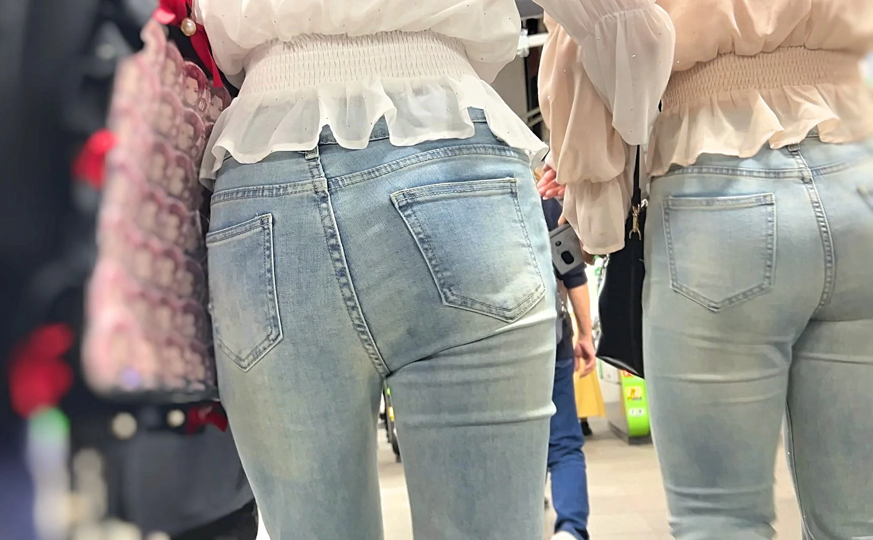 超SクラスのWエロ尻たちを堪能！スケベなエロ尻を2人で見せつけて男をたぶらかす!-2